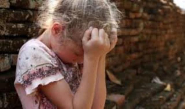 Șocant! Fetiță de 8 ani abuzată de un bărbat de 59 de ani. Agresorul și mama copilei, reţinuți de Poliţie! 