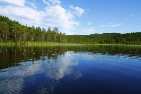 Descoperire incredibilă într-un lac. Imediat au apărut căutătorii de comori