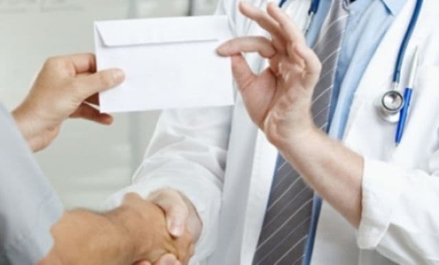 Guvernul legalizează „atențiile” pentru medici. Cu anumite condiții, însă