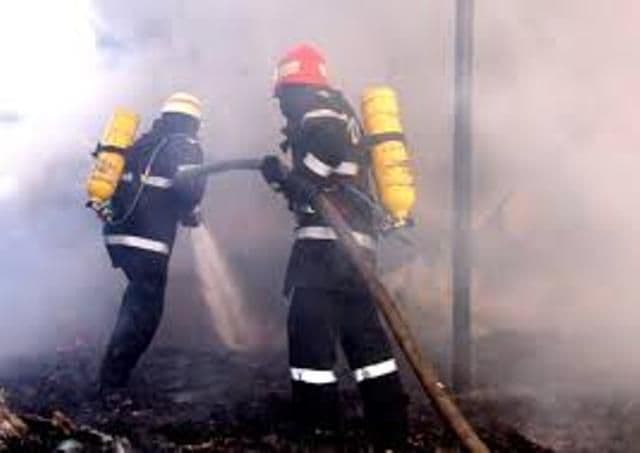 Casă distrusă de un incendiu anunțat cu întârziere