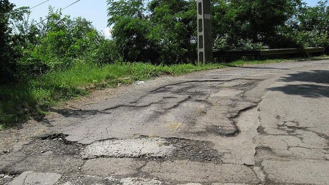 Plouă cu bani în județul Botoşani. Guvernul dă 8,2 milioane de lei pentru drumuri județene. Vezi lista completă