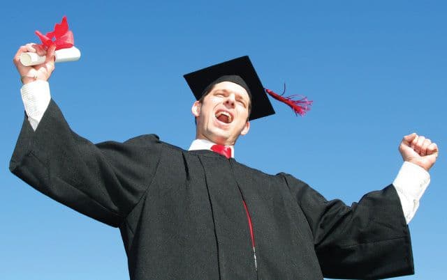 Cadoul Guvernului pentru fabricile de diplome: peste 70.000 de diplome legalizate prin ordonanţă de urgenţă