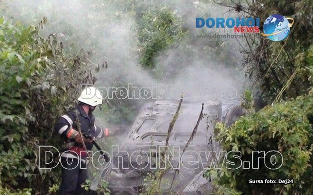 ACCIDENT: Autoturism ce se îndrepta spre Dorohoi cuprins de flăcări. Șoferul și-a salvat soția însărcinată în ultima clipă! - VIDEO