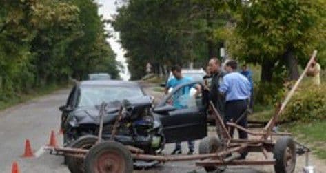 Femeie ajunsă la spital după ce o mașină a spulberat o căruță