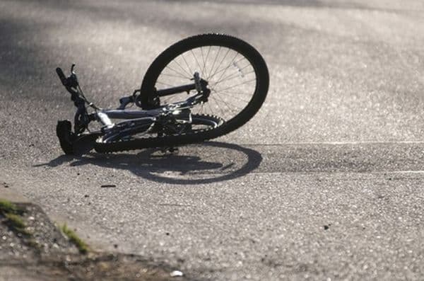 Un biciclist beat a căzut într-un canal descoperit de pe strada Colonel Vasiliu din Dorohoi