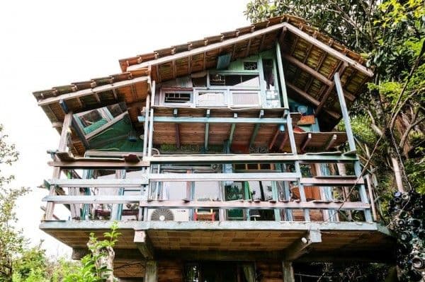 Casele spectaculoase construite din gunoaie - FOTO