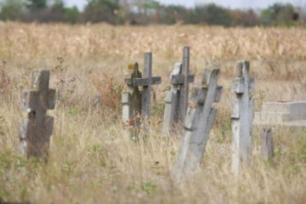 Mărturii halucinante despre oamenii din Dolj care sunt înţepaţi în inimă înainte de a fi îngropaţi