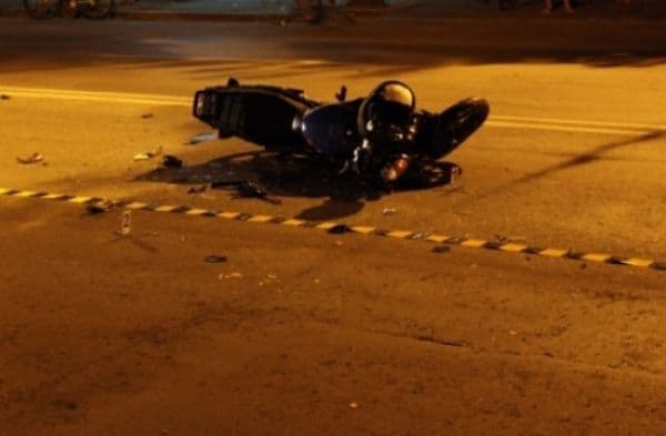 Puști de 17 ani rănit după ce s-a izbit cu motociclul într-un autoturism