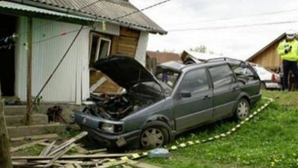 Un bărbat care nu deținea permis de conducere a dărâmat un gard cu mașina și s-a oprit într-o anexă