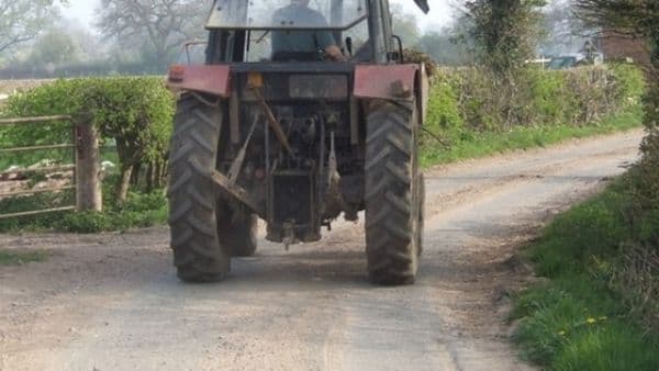 Minor aflat la volanul unui tractor oprit în trafic