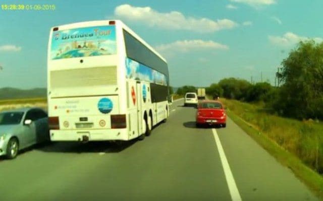 Depăşire criminală. Cum a fost filmat şoferul unui autocar, pe un drum din România - VIDEO