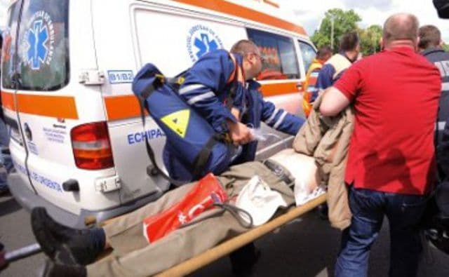 Accident la locul de muncă: Un bărbat a introdus mâna într-un malaxor în timp ce acesta funcționa