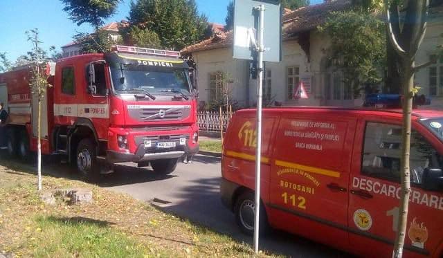 O cratiţă uitată pe foc a pus pe jar pomperii şi locatarii unui bloc din Botoșani
