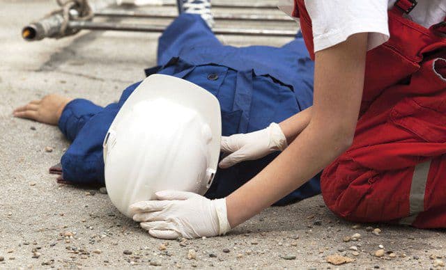 Angajat al unei firme de cablu a ajuns la Spitalul Dorohoi după ce a căzut de pe scară în timp ce lucra