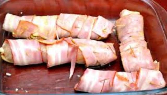Piept de pui umplut cu mozzarela și învelită în bacon
