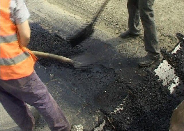 Firma lui Conțac va întreține drumurile județului în următorii doi ani. Vezi ce sumă primește!