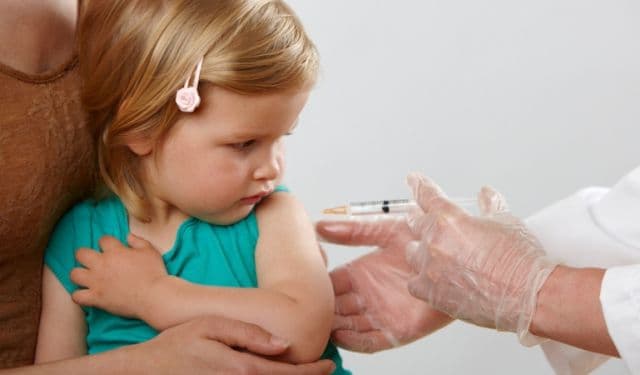 Legea vaccinării. Ce riscă părinţii şi medicii care sunt împotriva imunizării copiilor