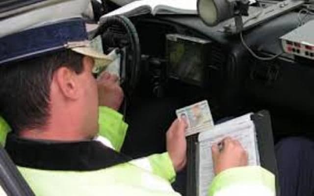 Depistați conducând pe drumurile publice sub influența alcoolului și fără permis de conducere