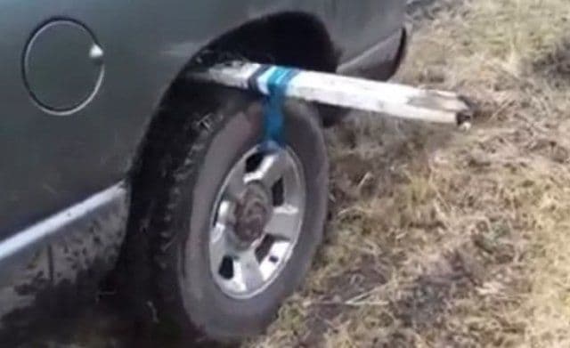 Cea mai simplă metodă să ieşi cu maşina din noroi - VIDEO