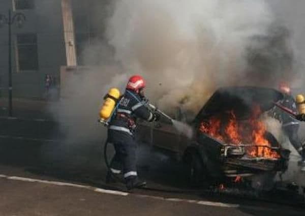 Autoturism distrus în totalitate după ce a fost cuprins de flăcări
