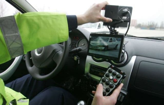 Circula cu viteză amețitoare prin oraș și a primit o amendă pe măsură