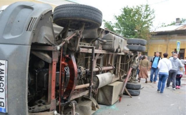 Cascadorie în intersecție! Camionetă spulberată de un BMW