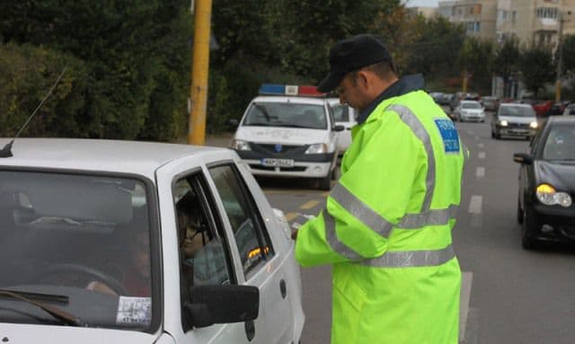 Autoturism cu numere false, depistat în trafic