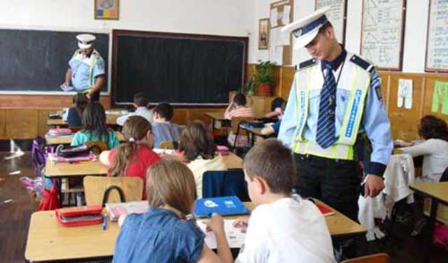 Poliţiştii şi jandarmii botoşăneni, alături de elevi, la începutul unui nou an şcolar