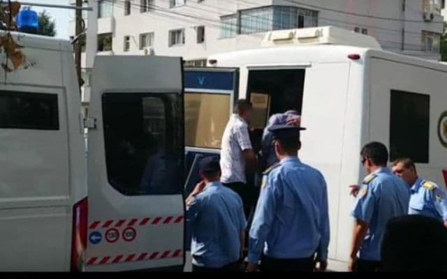 Duba penitenciarului care îi transporta pe violatorii din Vaslui la Iaşi a fost implicată într-un accident rutier - VIDEO