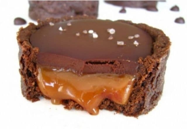 Prajitură cu caramel și cremă de ciocolată