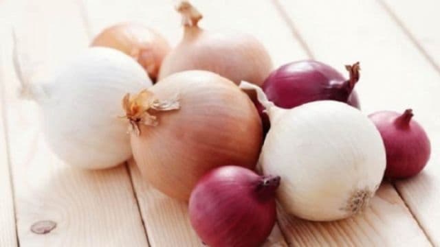 Cum oprești albirea părului cu ceapă? Iată un tratament natural