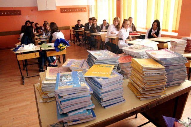 Elevii din anii terminali de liceu din județul Botoșani vor primi bani pentru manuale. Vezi în ce condiții
