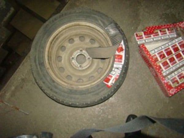  Țigări de contrabandă ascunse în roțile unui autoturism
