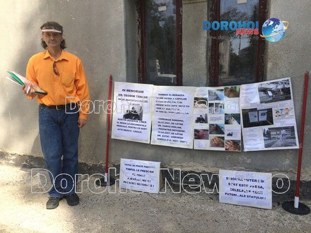 Protest inedit în fața Primăriei vechi din Dorohoi - FOTO