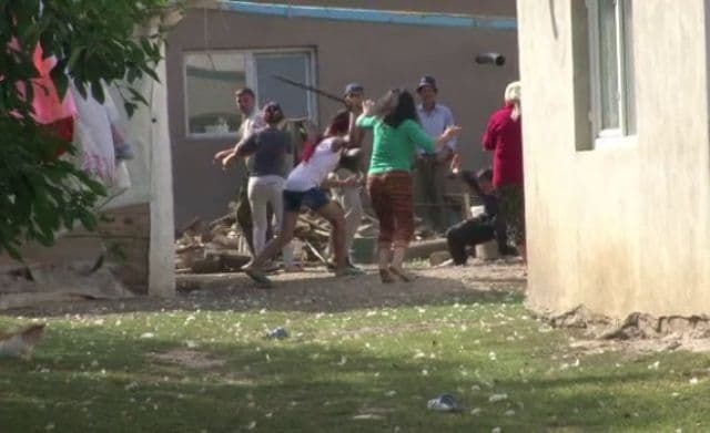 Scandal monstru într-o familie din Botoșani. Motivul incredibil pentru care o mamă a fost atacată chiar de surorile ei - VIDEO