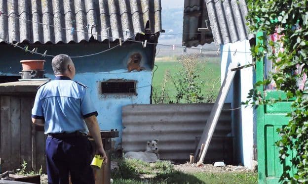 Șocant! Și-a dat foc la casă și era să-i „prăjească” și pe polițiști!