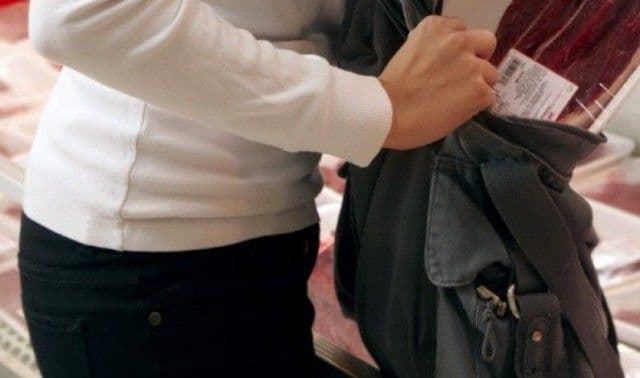 N-a avut nicio ruşine: aflată în vizită, şi-a prădat cu tupeu gazda