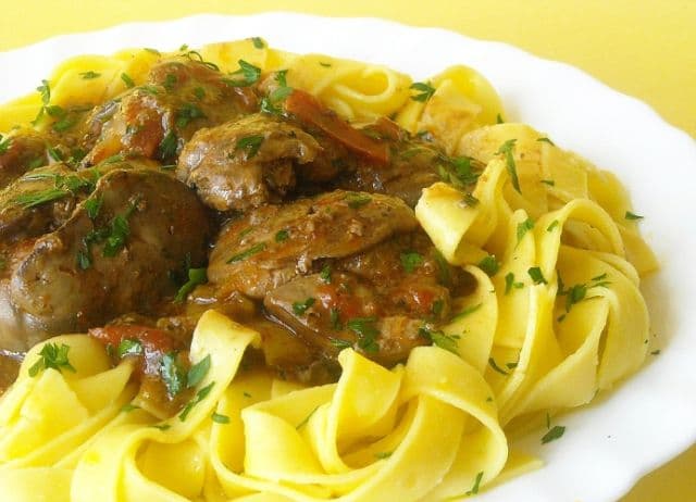 Tagliatelle cu ficăței de pasăre