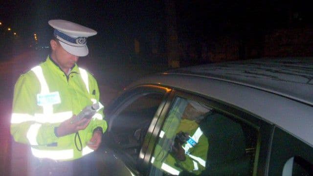 Inconştienţă în trafic. S-au urcat la volan aproape în comă alcoolică
