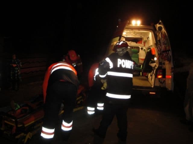 O persoană rănită după ce un autoturism a intrat într-un cap de pod