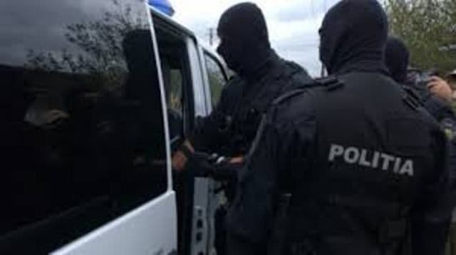 Percheziții desfășurate în această dimineață la două botoșănence bănuite de contrabandă cu țigări