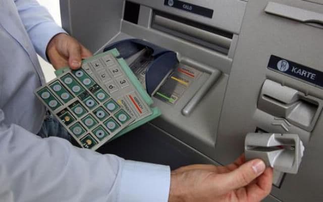 Atenţie la bancomate! Hackerii pot să îți blocheze cardul pentru a-ţi fura banii
