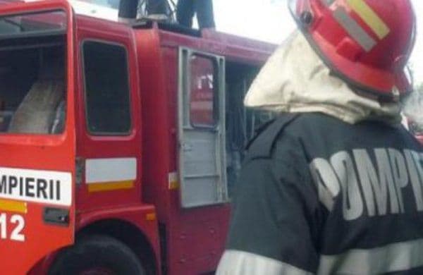 Trei incendii în cinci ore! Intervenție în forță a pompierilor dorohoieni la Dumbrăvița