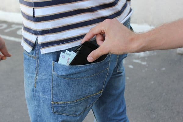 Bătrân lăsat fără bani după o îmbrățișare: Hoți de buzunare prinși de jandarmii botoșăneni
