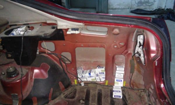 Aproximativ 4.000 de țigarete de contrabandă ascunse într-un autoturism - FOTO