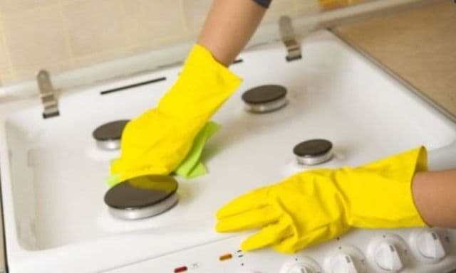 Cum să cureţi rapid şi simplu aragazul