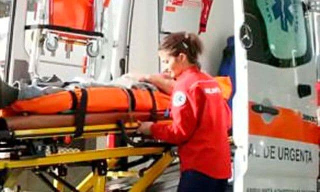 Angajat al unei societăți din Botoșani transportat de urgență la spital, după ce s-a accidentat cu o substanță inflamabilă