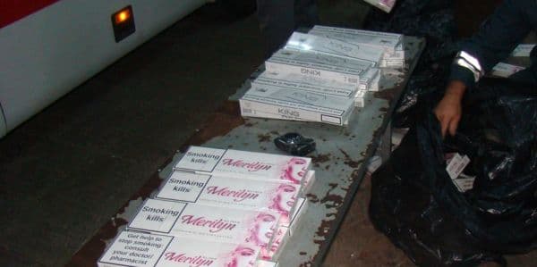 Peste 18.000 de ţigarete ascunse în instalaţia de aer condiţionat a unui autocar şi în încălţămintea unui tânăr! - FOTO