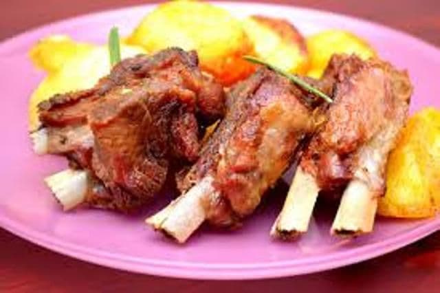 Coaste de porc cu cartofi la cuptor