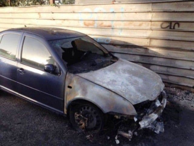 Scandalul ia amploare la Roma: Maşini româneşti, stropite cu benzină şi incendiate - FOTO